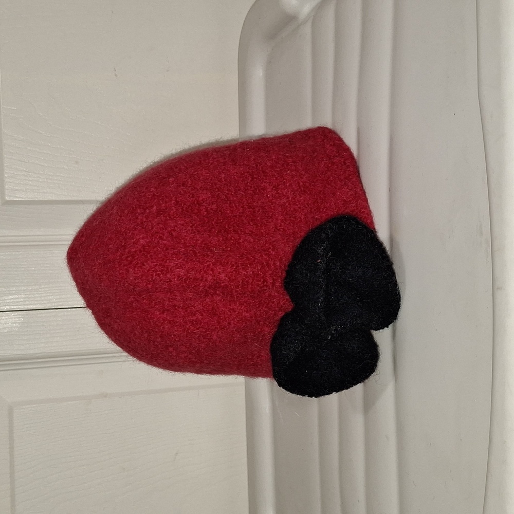 Uno Alla Volta "Heidi" Merino wool hat w flower - pink / black